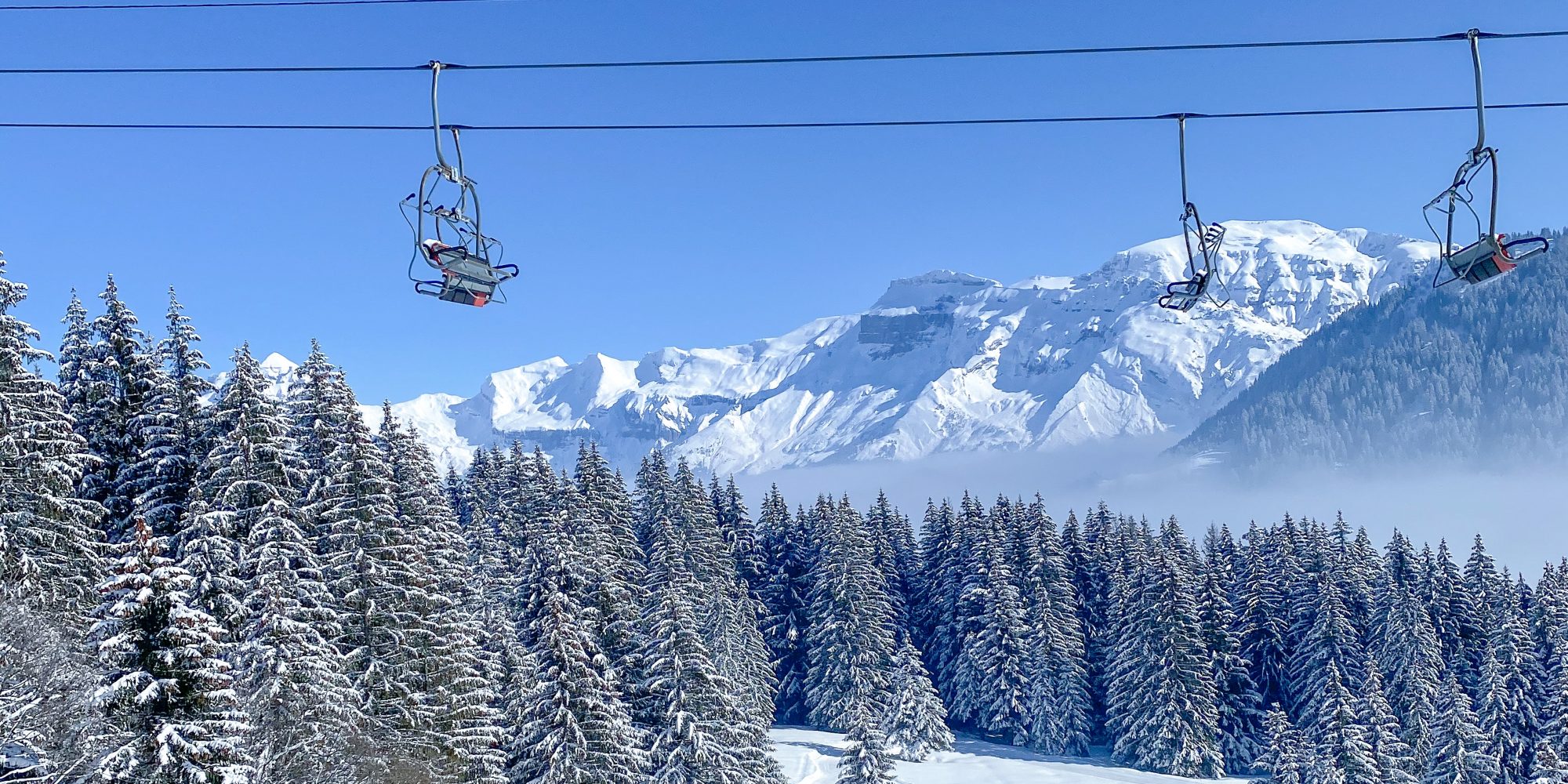 Beautiful mountains and trees in Samoëns.jpg